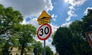 zestaw-znakow-a11a-b33- t1-oznakowanie-progu-zwalniającego.webp