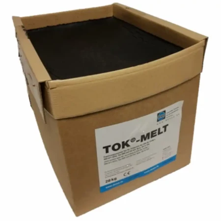 masa zalewowa TOK®-MELT w kartonowym pudle 28 kg z widoczną czarną masą do szczelin