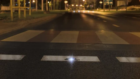 Kocie oczko drogowe LED DPT3 świecące przed przejściem dla pieszych nocą