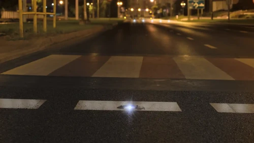 Kocie oczko drogowe LED DPT3 świecące przed przejściem dla pieszych nocą