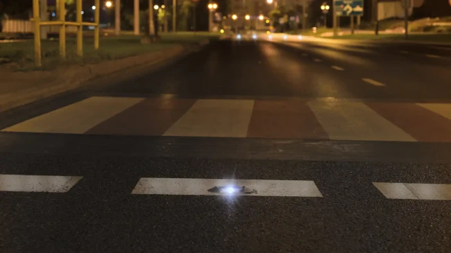 Kocie oczko drogowe LED DPT3 świecące przed przejściem dla pieszych nocą