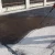 Natrysk czarnej emulsji BIGUMA HK-S na jasne podłoże betonowe