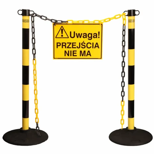 Dwa żółto-czarne słupki plastikowe z łańcuchem i tablicą „Uwaga! Przejścia nie ma” – bariera tymczasowa