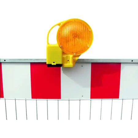 Żółta lampa ostrzegawcza zamontowana na stalowej zaporze siatkowej U-20a