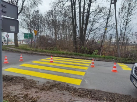 malowanie żółtych pasów tymczasowego oznakowania poziomego jezdni