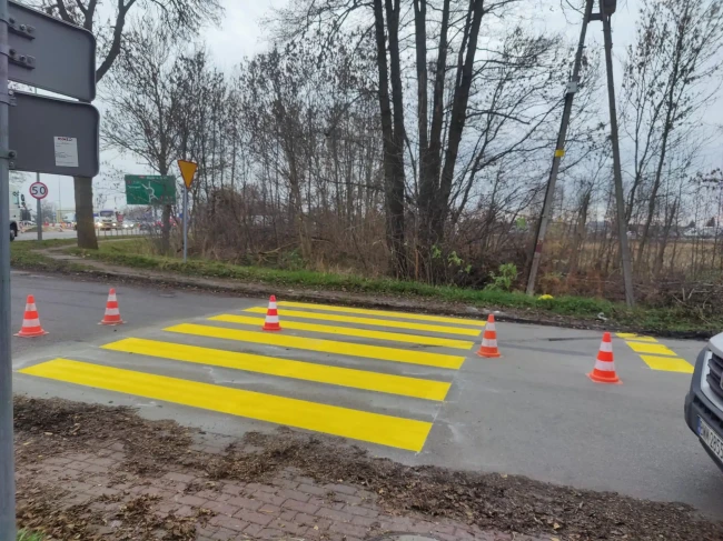 malowanie żółtych pasów tymczasowego oznakowania poziomego jezdni