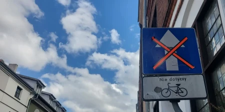 Taśma do unieważniania znaków drogowych naklejona na znak D-1