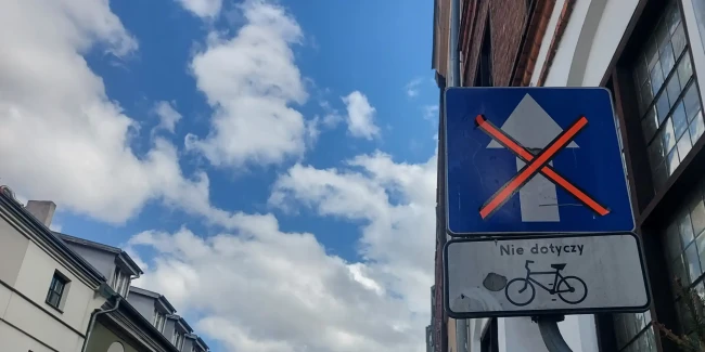 Taśma do unieważniania znaków drogowych naklejona na znak D-1