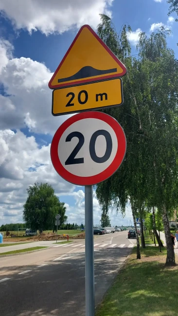 Znaki A-11a, T-1 20 m i B-33 20 zamontowane przed progiem zwalniającym