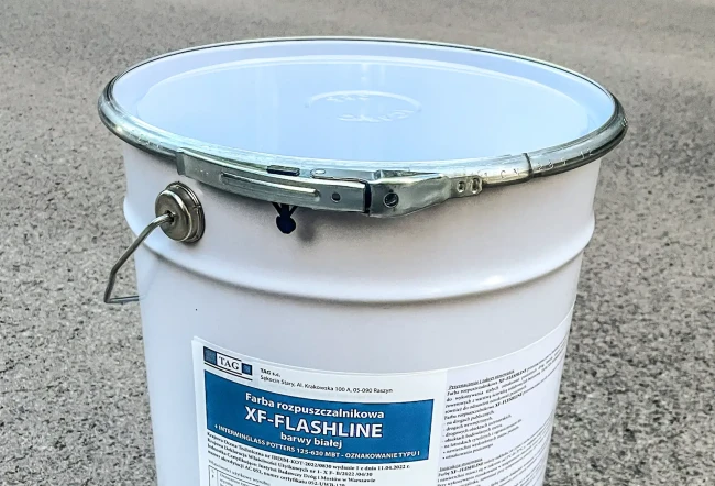 Biała farba rozpuszczalnikowa XF-Flashline 32 kg w metalowej puszce