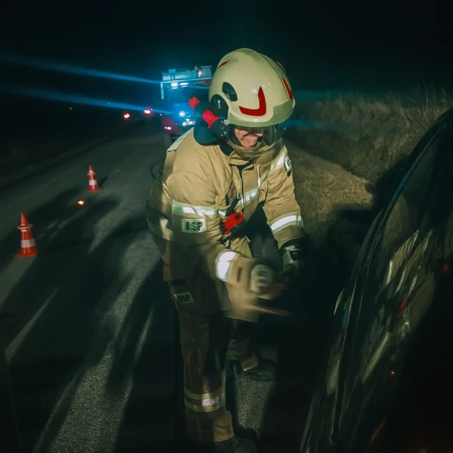 Dyski sygnalizacyjne Mactronic O-Flare na jezdni podczas nocnej interwencji straży pożarnej