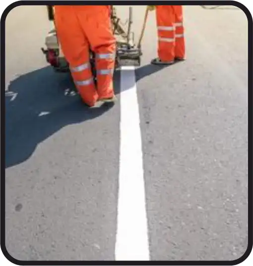 Malowanie natryskowe białą farbą